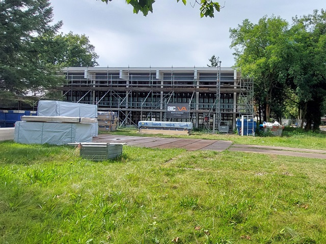 De Thomaskerk in Kerckebosch Zeist staat in de steigers, hij wordt verbouwd tot appartementen.