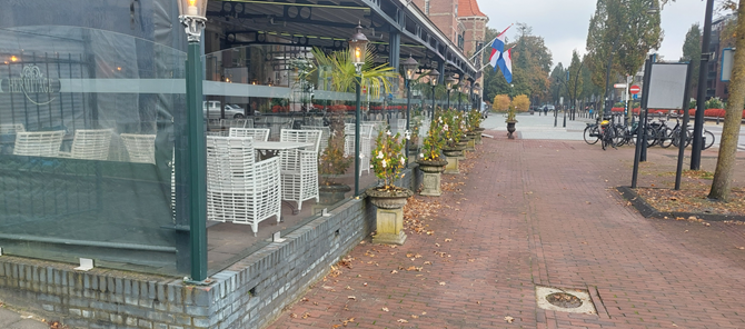 Het terras van de Hermitage in Zeist, met op de achtergrond het gemeentehuis