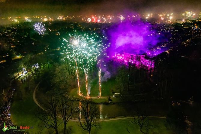 Vuurwerk boven Slot Zeist en de rest van Zeist, foto gemaakt met een drone door Mel Boas