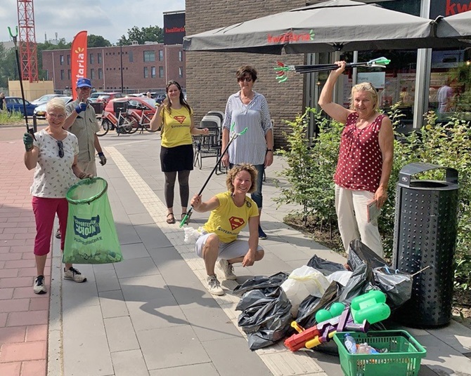 Deelnemers van de Bermbrigade maken zich op om zwerfvuil te gaan verzamelen in Zeist