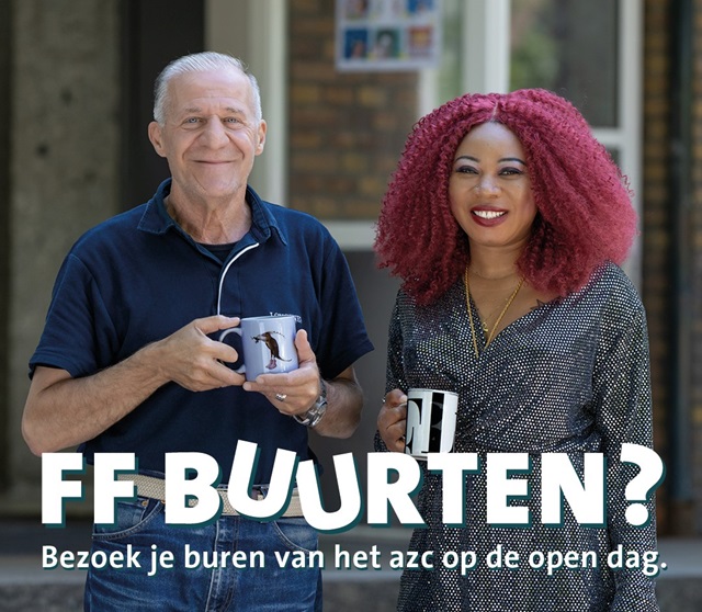 Een oudere blanke man en een roodharige vrouw kijken je welkom aan.