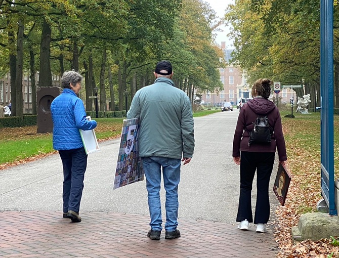 De Zeister schilders lopen met hun schilderij in de hand naar de expositie van De Toets in Slot Zeist 