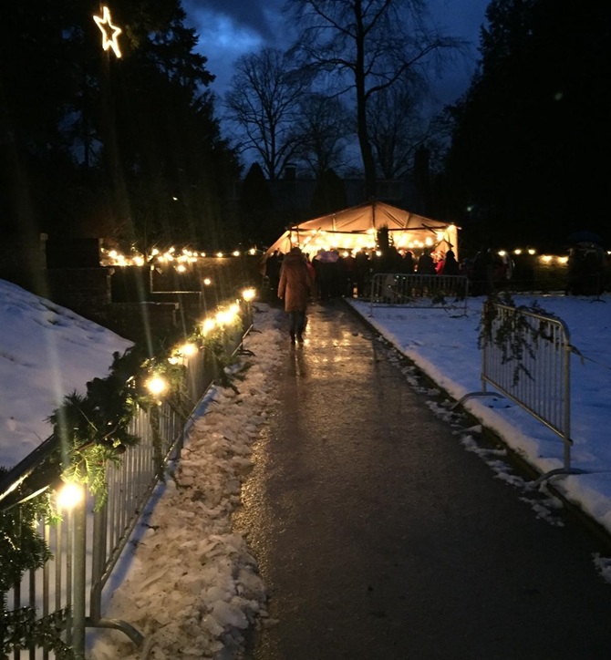 Sfeervolle lichtjes in de donkere Dieptetuin in Zeist tijdens de levende kerststal