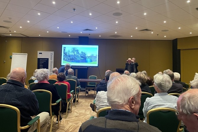 Een volle zaal in Figi bij aanvang van de lezing in het Historisch Café Zeist