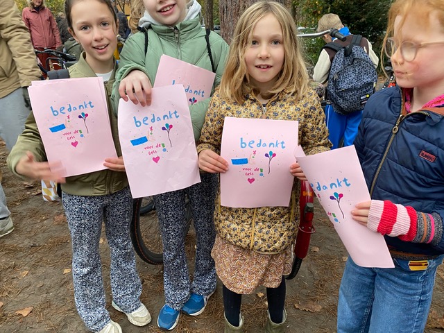 Vier leerlingen van Montessori Kerckebosch tonen een briefje met daarop "Bedankt voor de fiets"