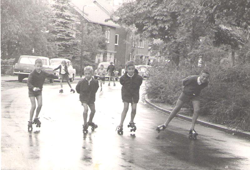 Vier jongens op rolschaatsen, jaren '60 of '70 in Zeist. De kleinste van de vier is Fons Pennings.