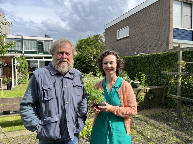 Daleen leent via het project Tuintje Verder in Zeist de tuin van Ruud om er een moestuin in de houden