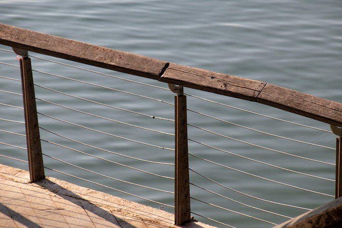 Foto van een reling bij de zee