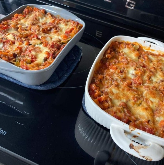 Kookvrijwilligers maken lekkere lasagna voor de bewoners van hopsice Heuvelrug in Zeist