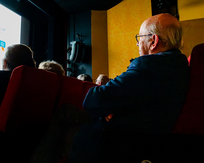 Kees Linnenbank kijkt in Figi naar de première van zijn eigen film Juffer Annie de Beaufort