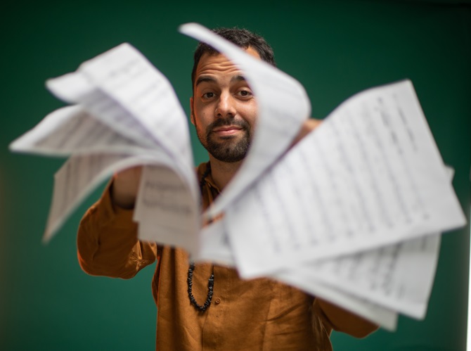 De Spaanse pianist Xavi Torres wappert met velletjes bladmuziek