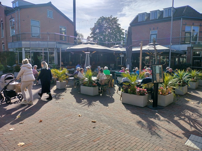 Gezellig druk op het terras van café de Colonel in Zeist