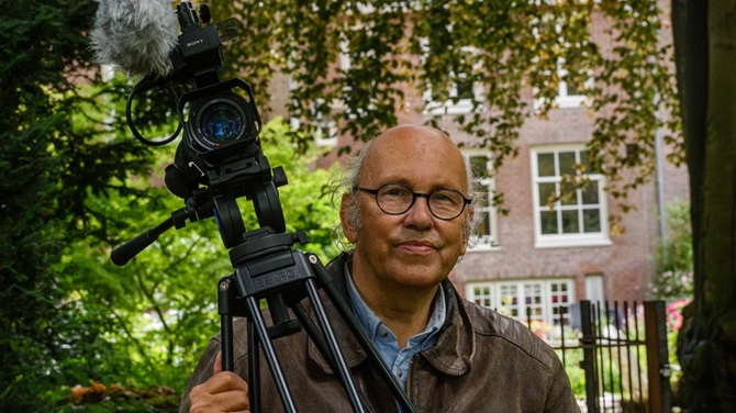 Kees Linnenbank met zijn camera op pad