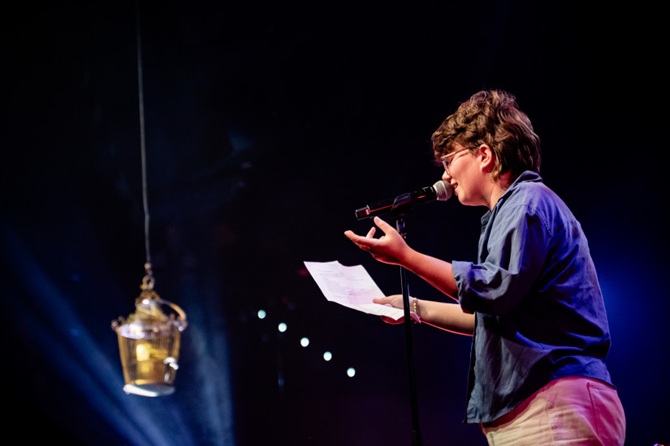 Een deelnemer aan de Poetry Slam Zeist draagt een gedicht voor