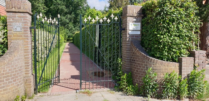 Toegangspoort tot begraafplaats Het Stille Hof in Den Dolder