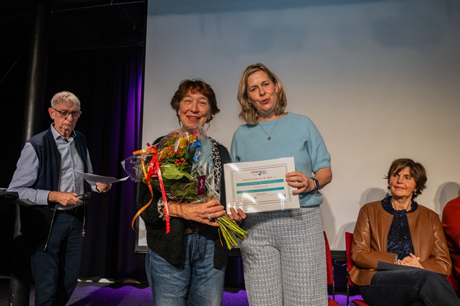 Wethouder Laura Hoogstraten (GroenLinks) met één van de winnaars van de Literatuurprijs Zeist 2024