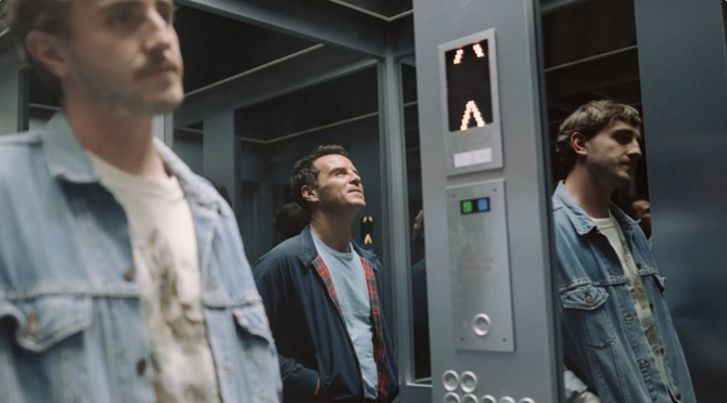 Twee mannen staan in een lift zonder elkaar aan te kijken. Beeld uit de film 'all of us are strangers', die Literair Zeist binnenkort vertoont in Figi Zeist.