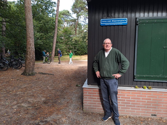 Inno van Maanen staat bij het naambordje van het "Inno van Maanenplein", bij het Bisonveld in Zeist