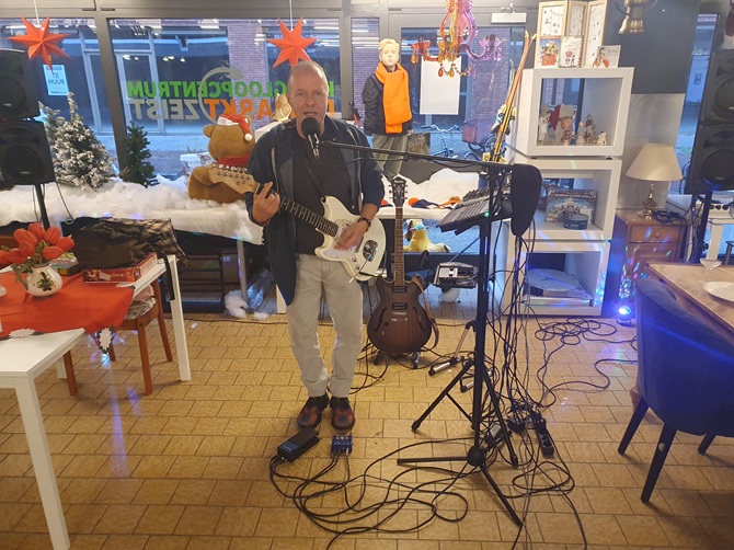 Marco Akanawa met gitaar in kringloopcentrum De Markt