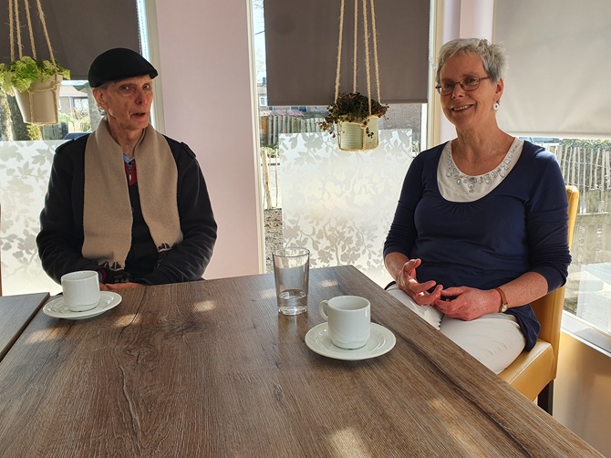 Frank Jongert aan tafel bij Marian van Giezen van het Lindenhuis in Zeist