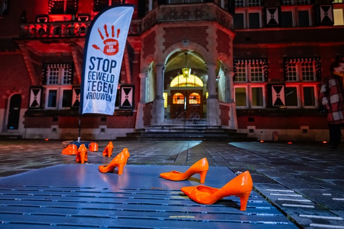 Oranje pumps staan voor het gemeentehuis van Zeist, dat ook oranje is aangelicht tijdens Orange the World