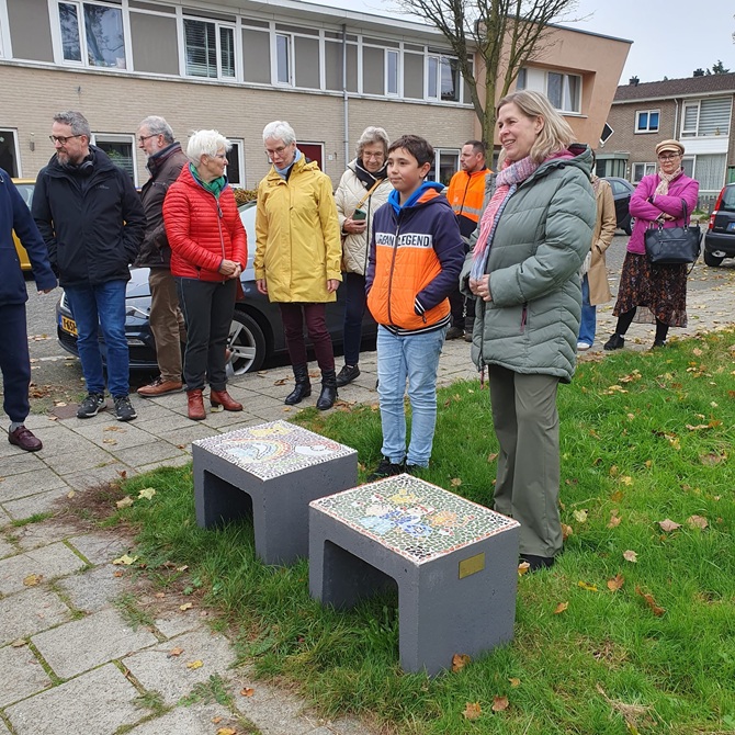 Wethouder Laura Hoogstraten (GroenLinks) bij de onthulling van de mozaïekbankjes 