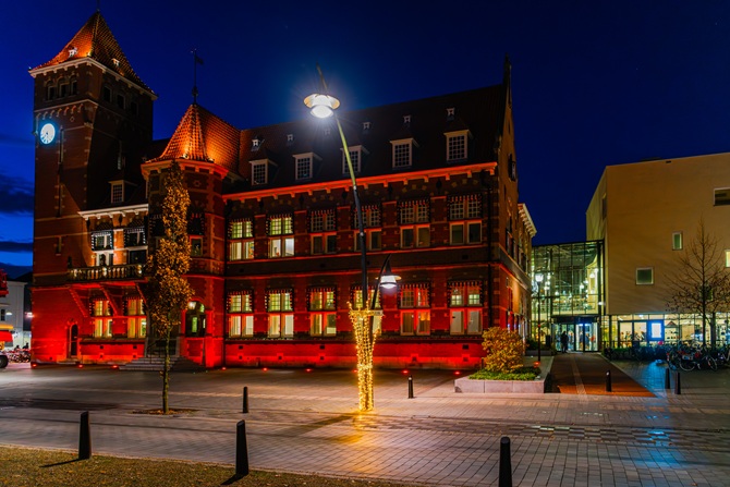 Het gemeentehuis van Zeist in oranje licht tijdens Orange the World