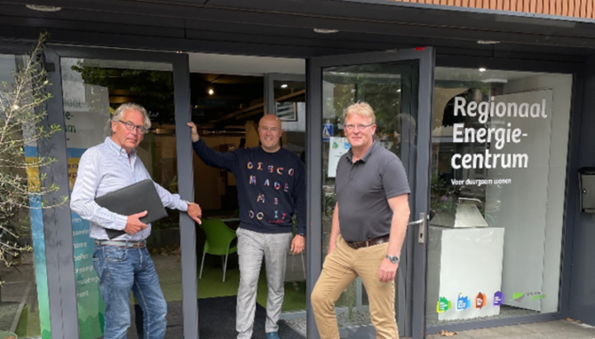 Reinier Pijnenburg - Mijn Groene Bedrijf, Thomas Onderwater - Centrummanager & Ronald Schrijvers - Voorzitter ondernemersvereniging centrum Zeist voor het pand van Mijn Groene Huis in de Slotlaan in Zeist