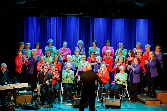 Het vrouwenkoor 'Eigen Wijs' dat binnenkort optreedt tijdens het top 2000 concert in de Oosterkerk