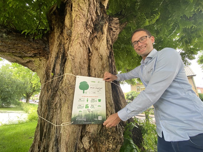 Boom waarom een Tree Tag is gehangen met informatie over de duurzame prestaties van die boom.