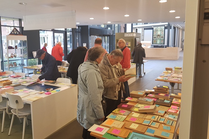 Bij de uitverkoop van oude boeken van het ZHG liggen de tafels van het gemeentehuis Zeist vol