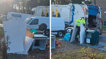 Een medewerker van de RMN sleept grof vuil richting de vuilniswagen