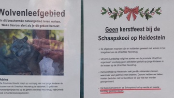 Aanplakinformatie van het Utrechts Landschap over het wolvenleefgebied en het niet doorgaan van de kerststal in de schaapskooi op Heidestein, Zeist