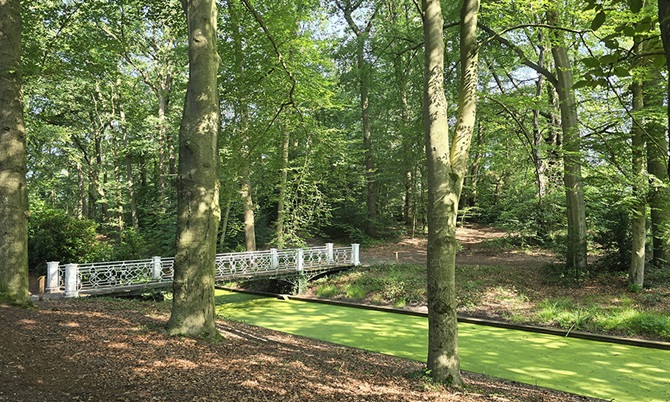 De gietijzeren brug op landgoed Pavia in Zeist