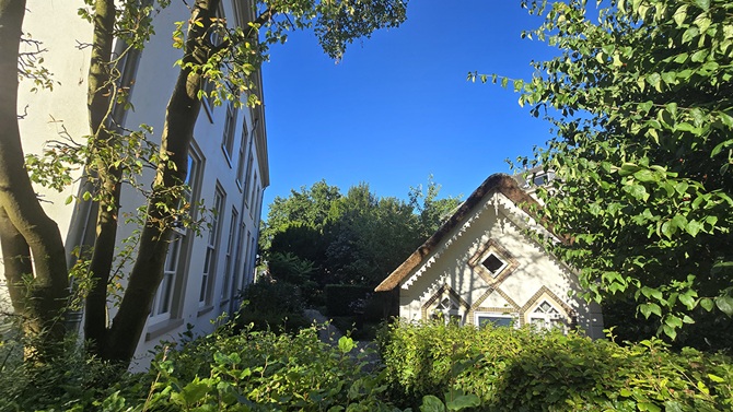 Het kleine tuinhuisje in de tuin van huize Lommerlust in Zeist