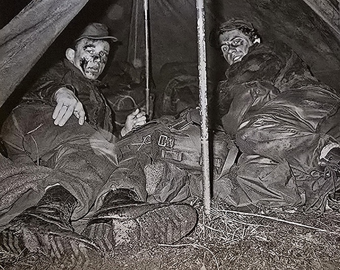 Soldaten in een puptent