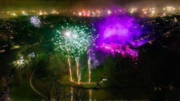 Vuurwerk bover Slot Zeist, gefotografeerd met een drone