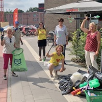 Deelnemers van de bermbrigade staan klaar om zwerfafval te gaan verzamelen in Zeist