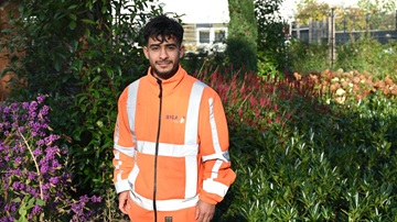 Khaled (19) in werktenue van de Biga Groep