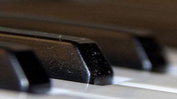 detail van drie toetsen van een piano