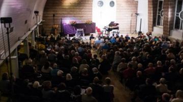 Een volle Maria Christinakerk in Den Dolder tijdens een concert bij het Cultuurpodium Den Dolder