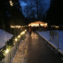 Sfeervolle lichtjes in de levende kerststal in de Dieptetuin in Zeist