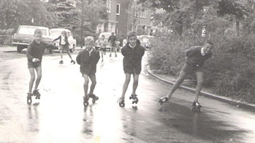 Vier jongens op rolschaatsen, jaren '70