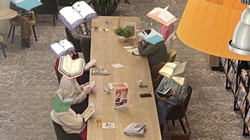 Mensen zitten te lezen in de Bibliotheek Zeist tijdens de Silent Reading Club