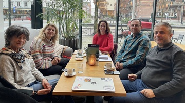 Deelnemens van Buddy to Buddy zitten aan tafel in Figi Zeist