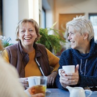 Ouderen zitten aan de koffie na afloop van het Voorleescafé in de Bibliotheek in Zeist