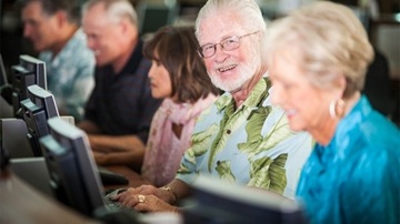 Ouderen achter een PC