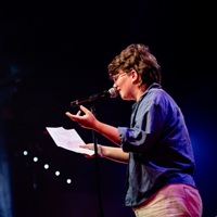 Een vrouw draagt een gedicht voor tijdens Poetry Slam Zeist