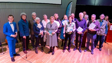 Prijswinnaars en organisatie van de Literatuurprijs Zeist 2022 op het podium van het Torenlaan Theater