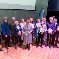 Prijswinnaars van de Literatuurprijs Zeist 2022 op het podium